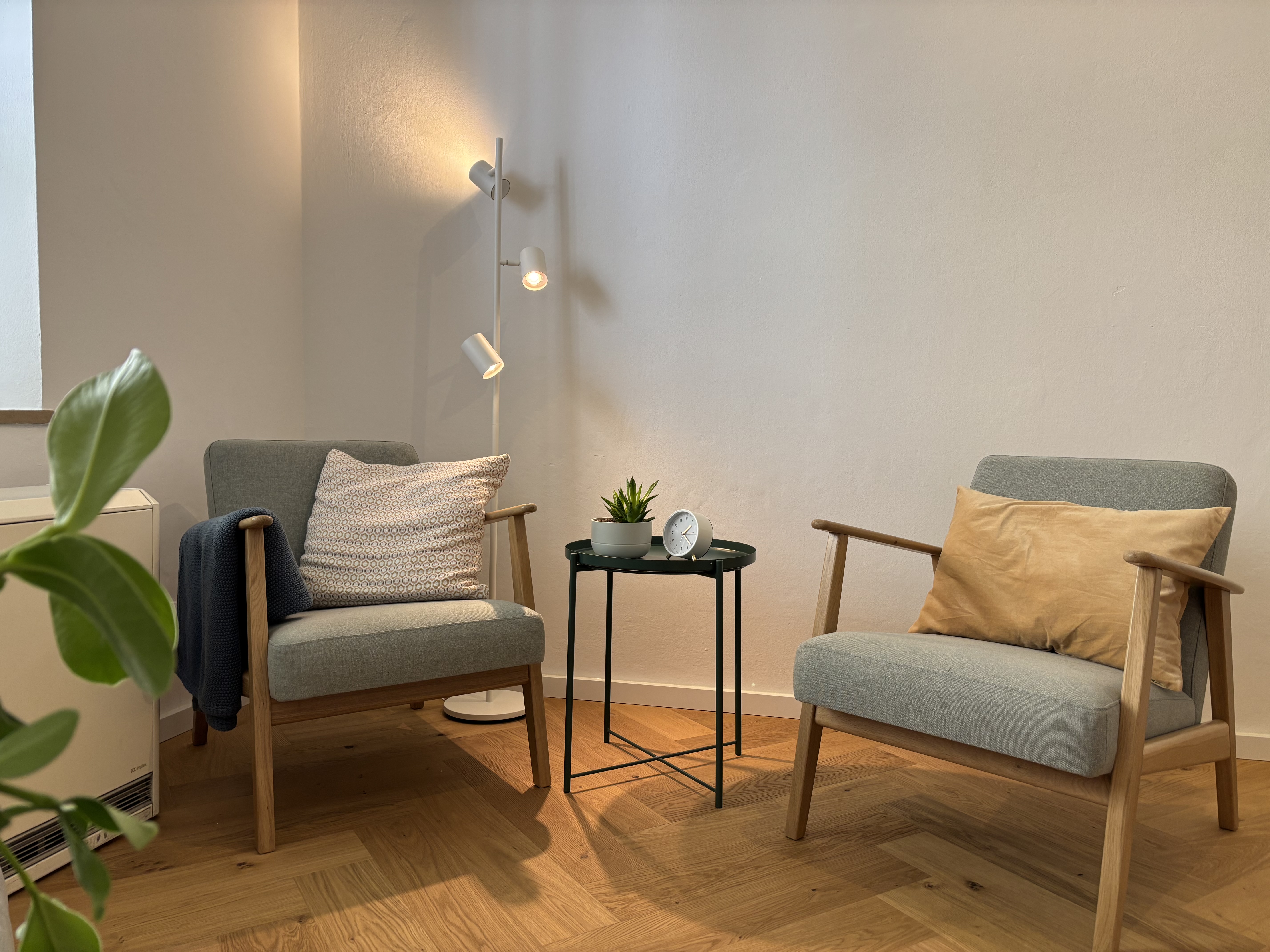 Zwei gemütliche Stühle in einem Therapieraum
